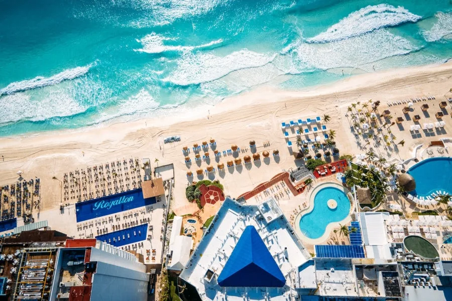 Uitzicht op het strand van Cancun in Mexico