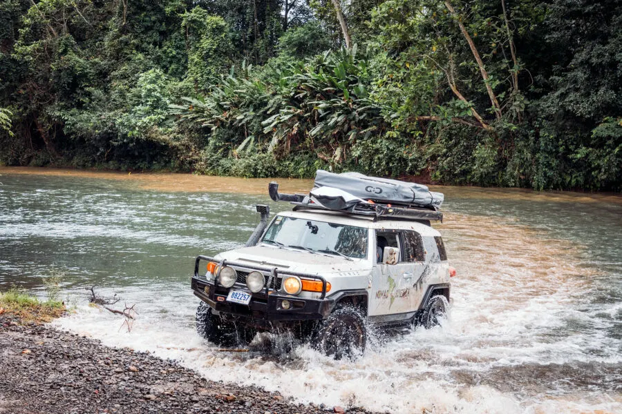 Een rivier oversteken in Costa Rica